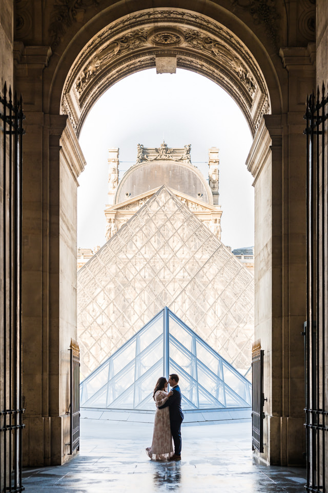 Paarshooting in Paris vor dem Louvre. Das Pärchen umarmt sich und ist als Silhouette erkennbar.