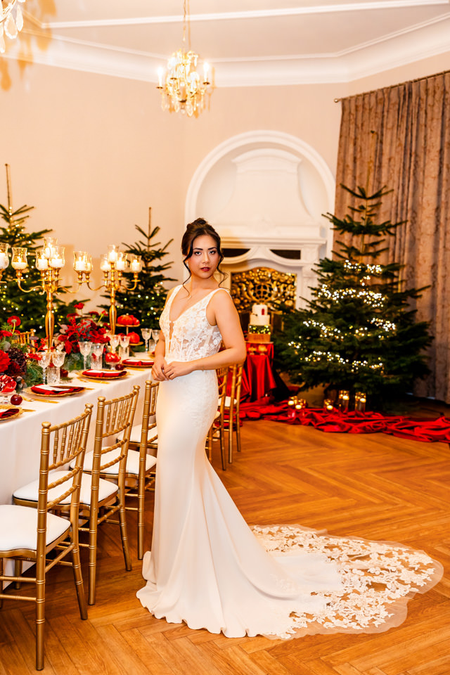 Braut posiert in weihnachtlich dekoriertem Steigenberger Bielefeld für ihre Hochzeit.